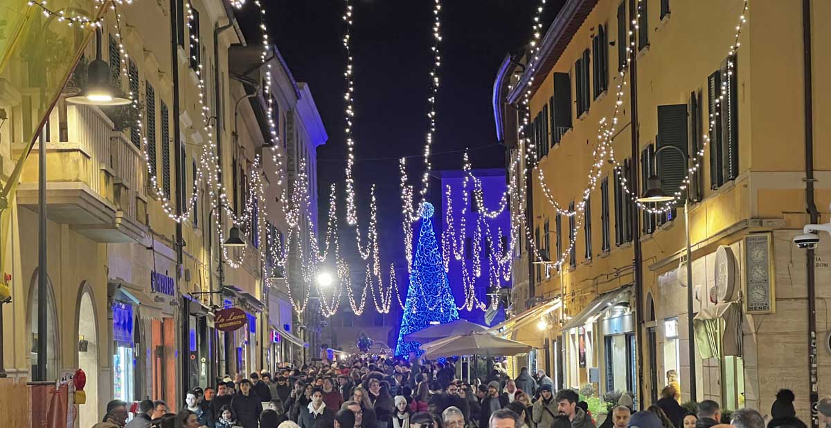 Gi Natale Accesi Gli Alberi Di Natale In Citt Video