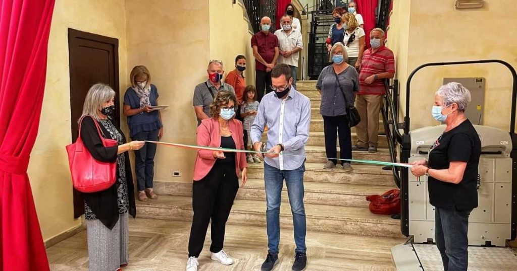 Il sindaco di Pitigliano Giovanni Gentili inaugura il restauro del teatro Salvini