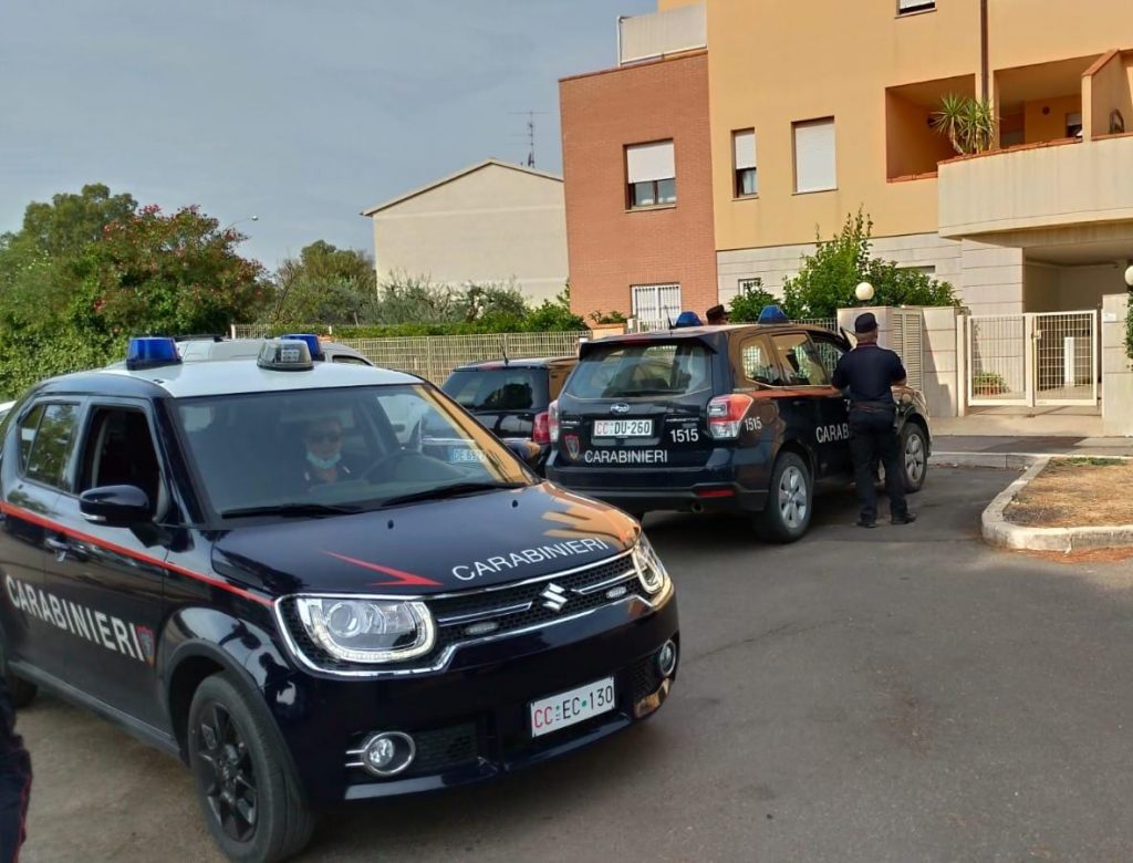 I carabinieri davanti al palazzo di viale Europa