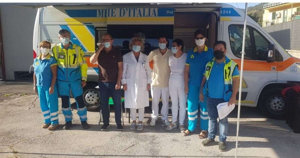 Personale Asl e volontari alla postazione del camper dei vaccini a Porto Santo Stefano