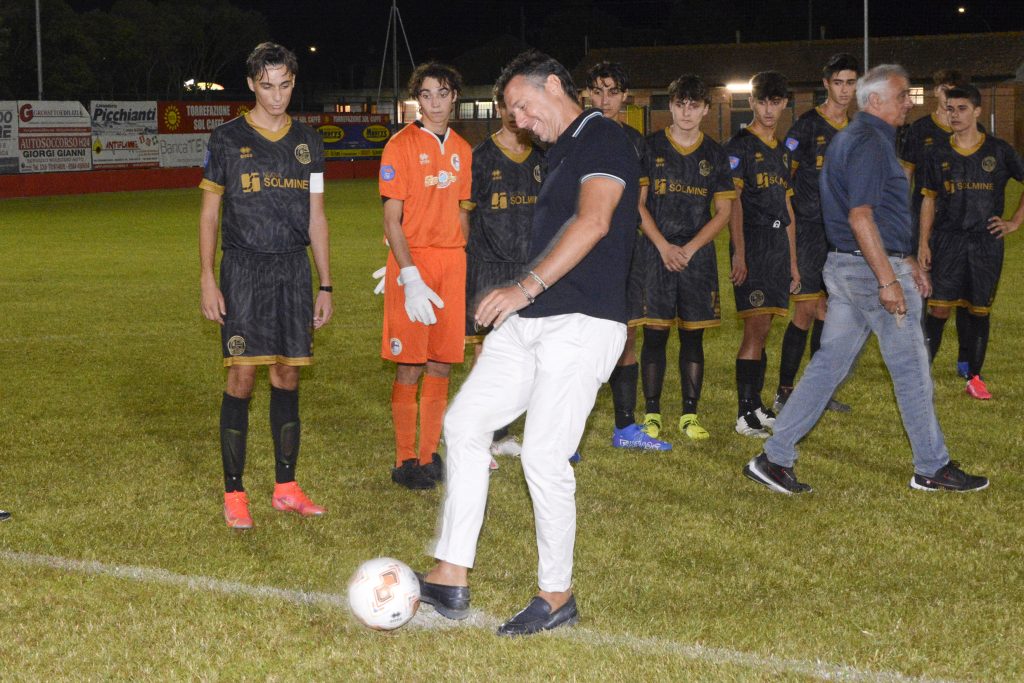 L'assessore Fabrizio Rossi tira il primo calcio del torneo (foto Giacomo Aprili)