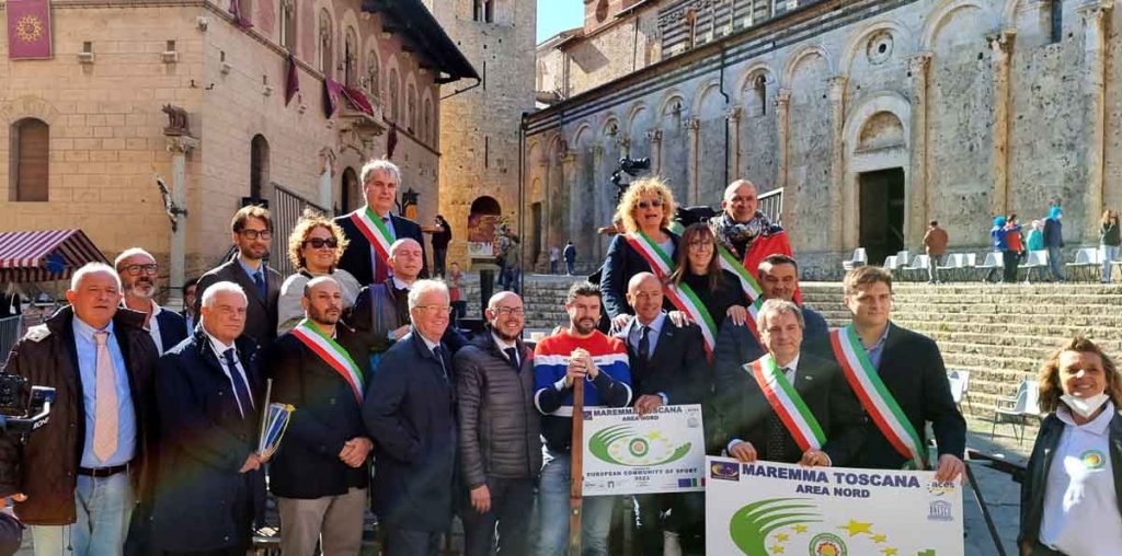 Gli otto amministratori, con la commissione Aces, il presidente del CONI Toscana ed il vice presidente Unicoop Tirreno