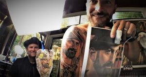 Manuel Casagni mostra soddisfatto il suo tatuaggio