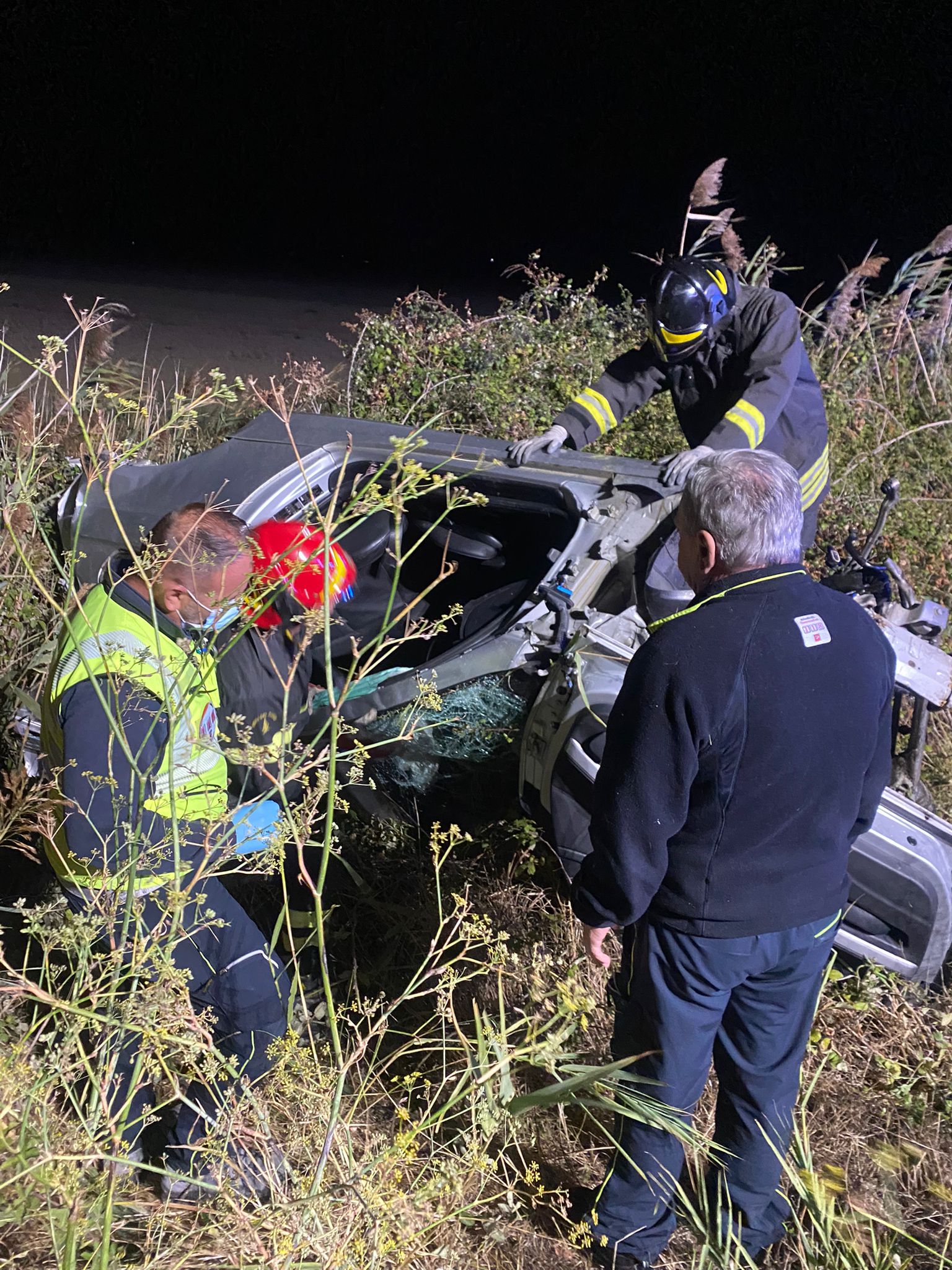 I soccorritori intorno all'auto