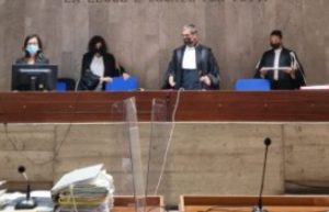 Da sinistra la cancelliera Roberta Marinoni e i giudici Laura Previti, Adolfo Di Zenzo (presidente) e Laura Monachesi