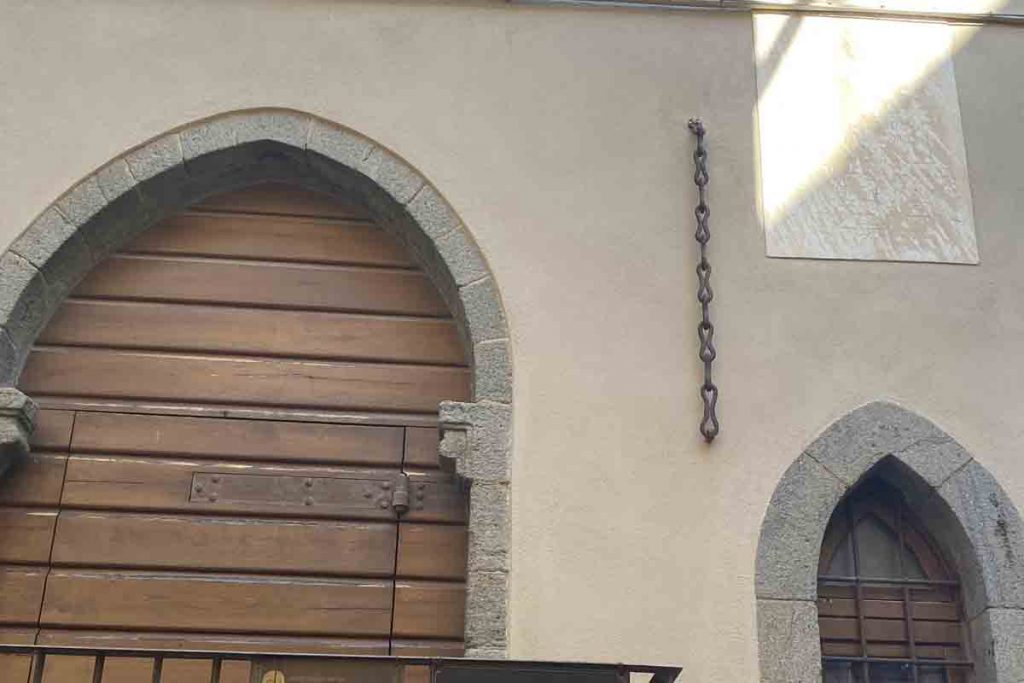 La catena spezzata sull'antico municipio di Seggiano