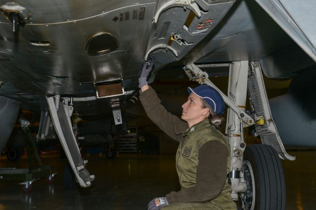 Carolina mentre controlla l'olio dell'Eurofighter