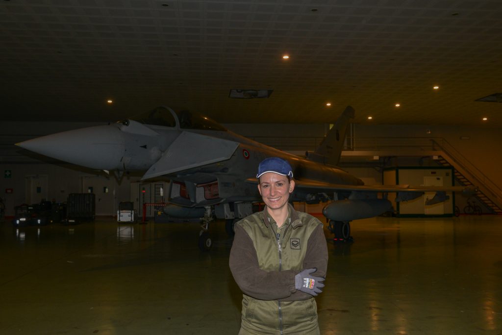 Carolina nell'hangar davanti all'Eurofighter