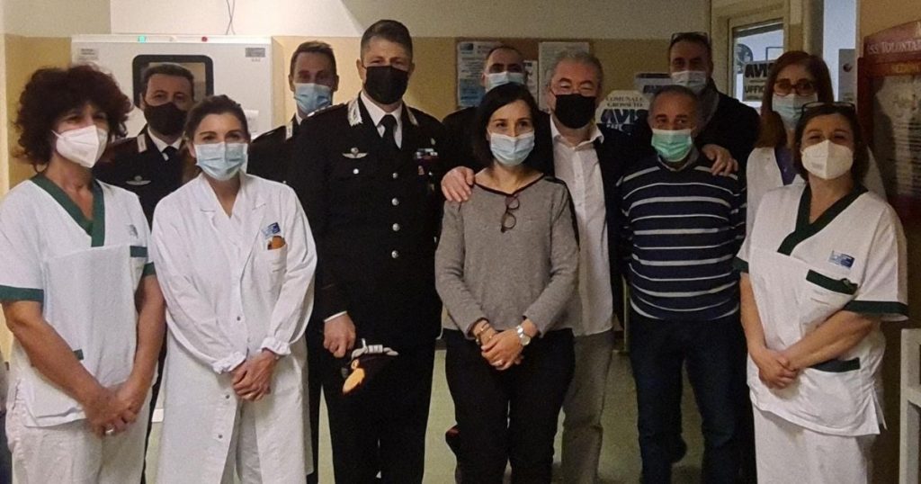 Il personale del centro trasfusionale con i carabinieri e l'Avis