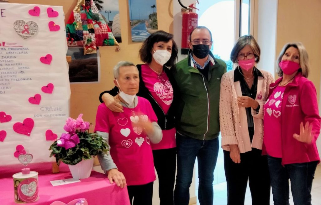 Le fatine di insieme in rosa al torneo di burraco con il sindaco Andrea Benini