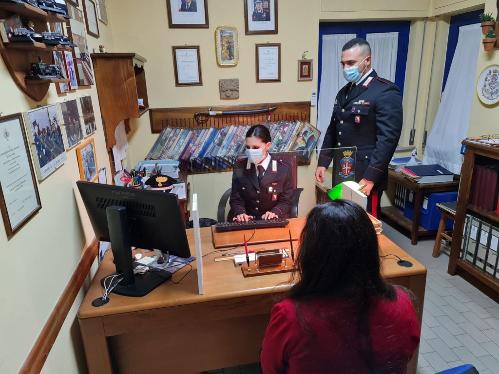 Una donna durante una denuncia nella caserma dei carabinieri