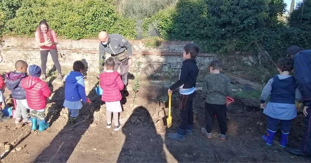 I bambini piantano un albero a Valpiana