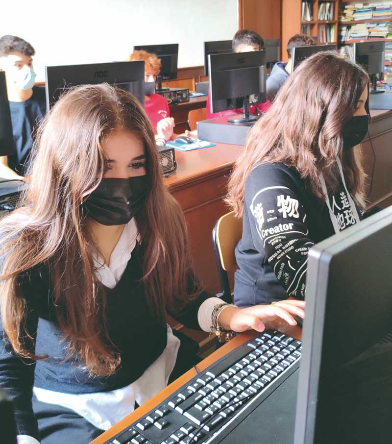 Studenti al lavoro nella sala attrezzata con moderni computer