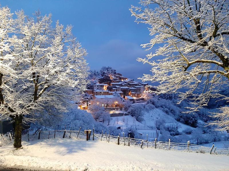 Gerfalco sotto alla neve - maremmaoggi.net