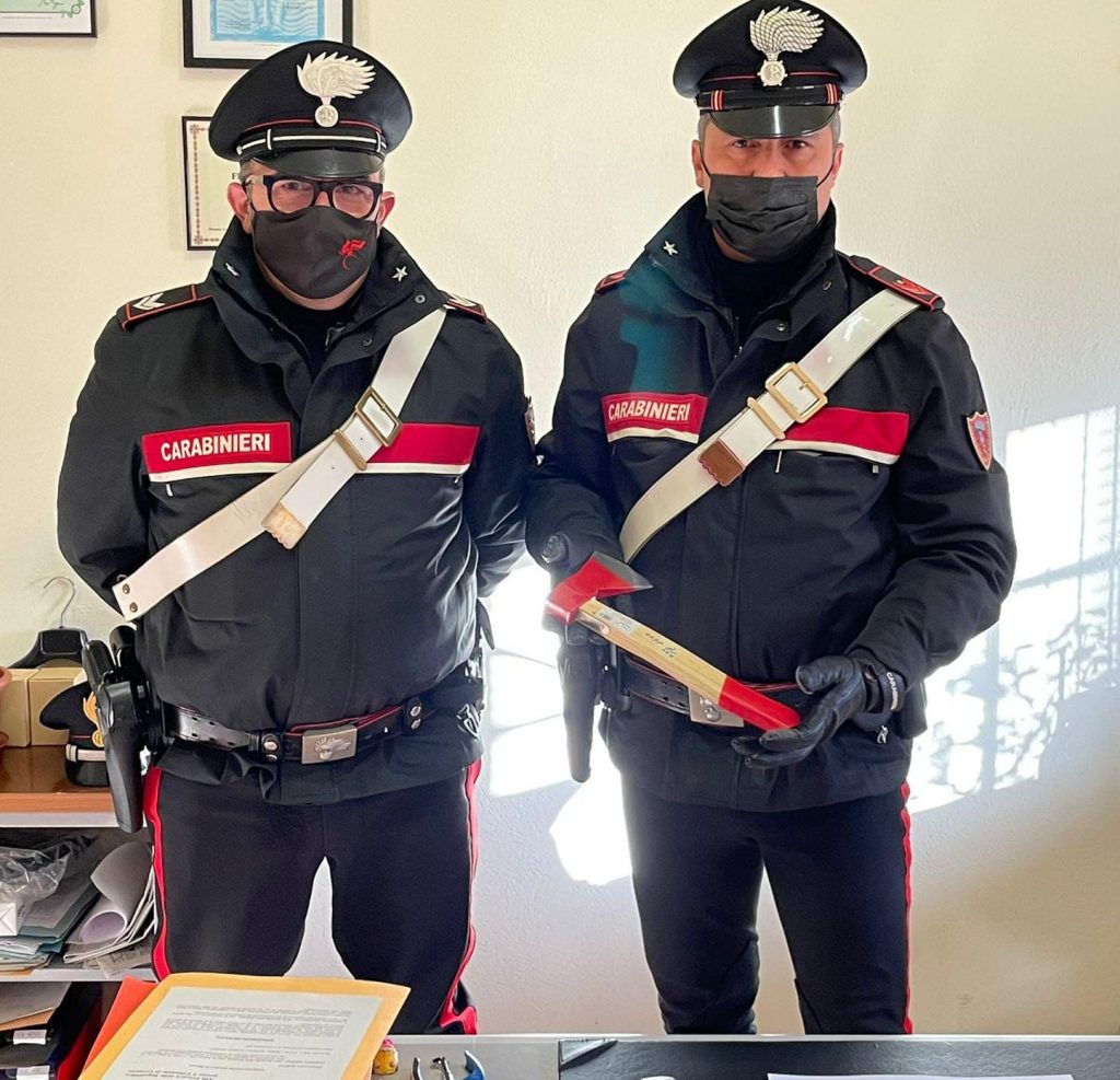 I carabinieri con l'ascia sequestrata