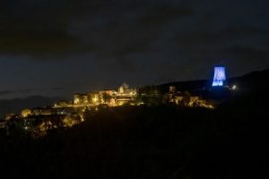 Monterotondo Marittimo con la torre illuminata