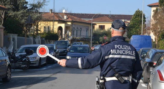 Polizia municipale posto di blocco a Grosseto www.maremmaoggi.net
