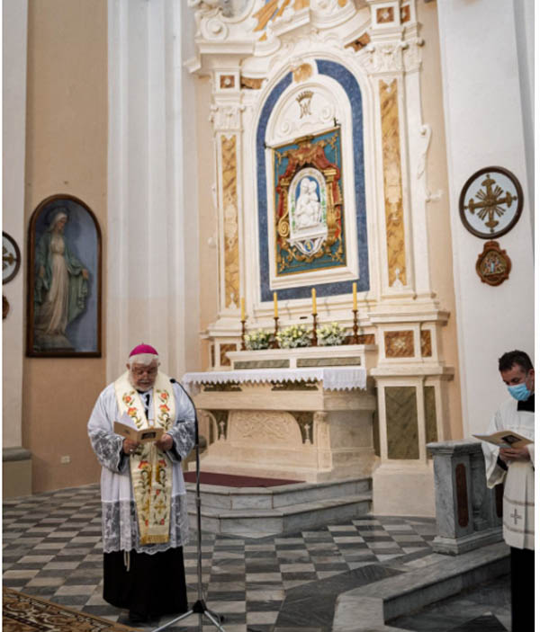Il vescovo Roncari a Scansano e la Madonna sull'altare