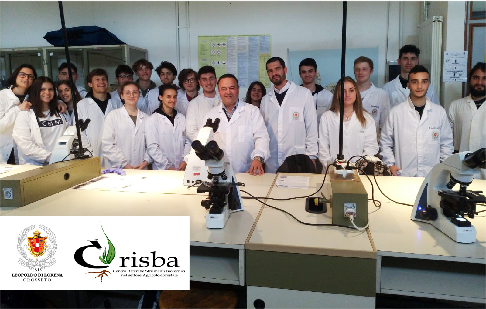 Alcuni studenti nei laboratori del CRISBA con Direttore e Ricercatori