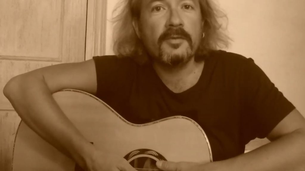 Andrea Biscaro mentre presenta il suo libro su YouTube