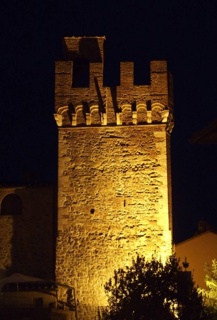 La torre del centro storico di Istia d'Ombrone vista di sera