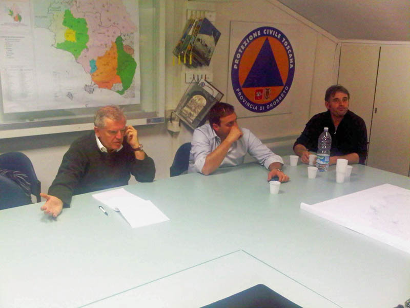 Una foto di quella notte in Protezione civile: da sinistra il prefetto Giuseppe Linardi, Leonardo Marras e Marco Simiani