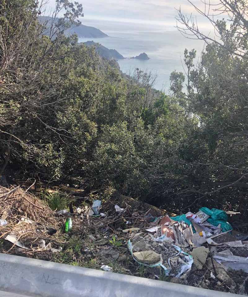 I rifiuti sulla Panoramica in località La Maddalena