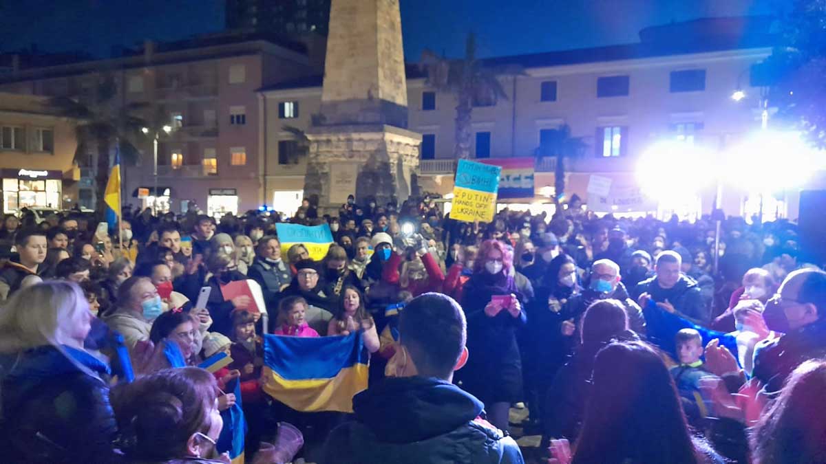 La folla in piazza Sivieri alla manifestazione per l'Ucraina