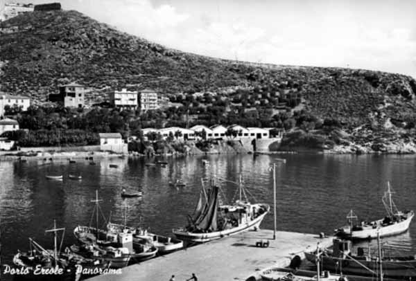 Un'immagine storica di Porto Ercole con la ex Cirio