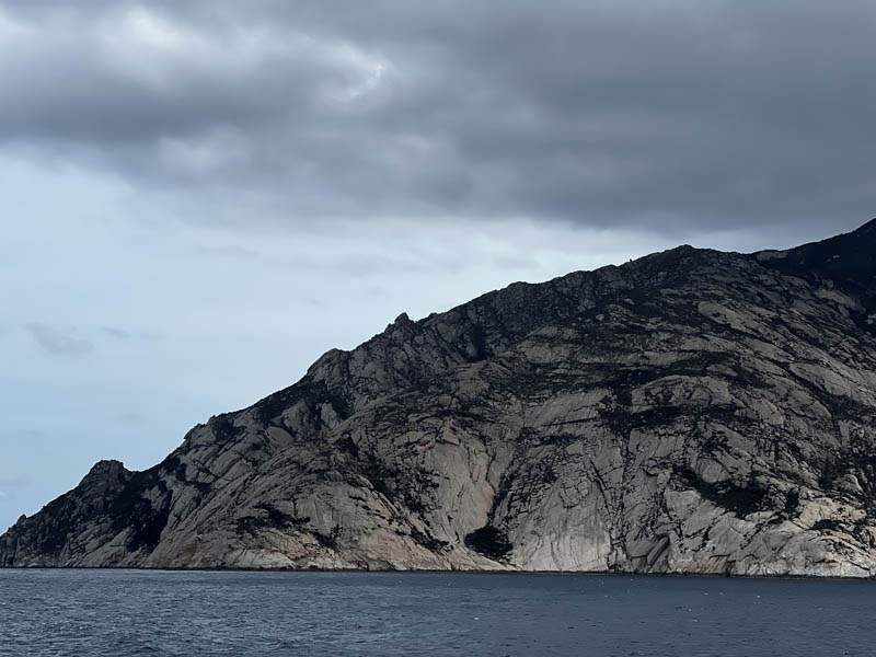 La costa rocciosa di Montecristo