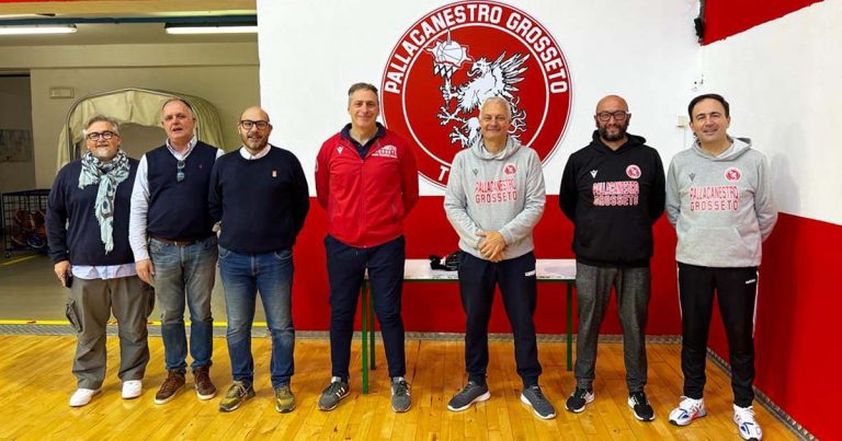 Il "G7" della Pallacanestro Grosseto: da sinistra Alessandro Rustici, Marco Mattei, Riccardo Donnini, Luca Giannini, Piero Caciagli, Roberto Tasselli e Daniele Conti