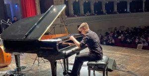 Un momento della serata, suona Alessio Tonelli