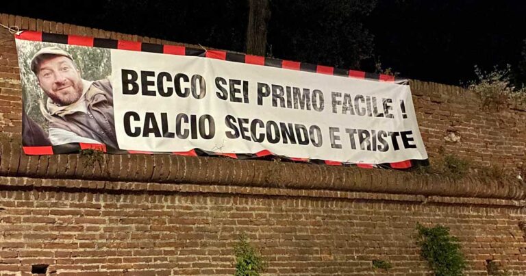 Lo striscione attaccato dal Degortes sulle Mura di Grosseto