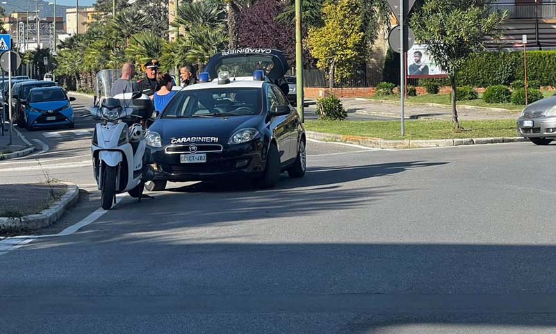 I carabinieri parlano con la donna che ha investito lo scooterista