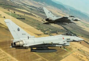 Due Eurofighter in volo sulla campagna fra Castiglione e Grosseto