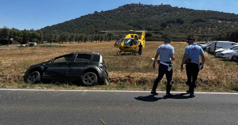 La Panda finita nel fosso a destra della strada dopo l'impatto con i ciclisti