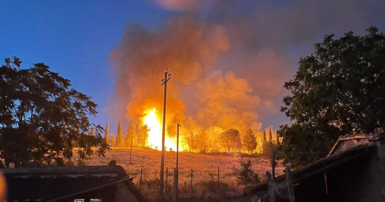 L'incendio nella notte a Cinigiano (foto Vab Amiata)