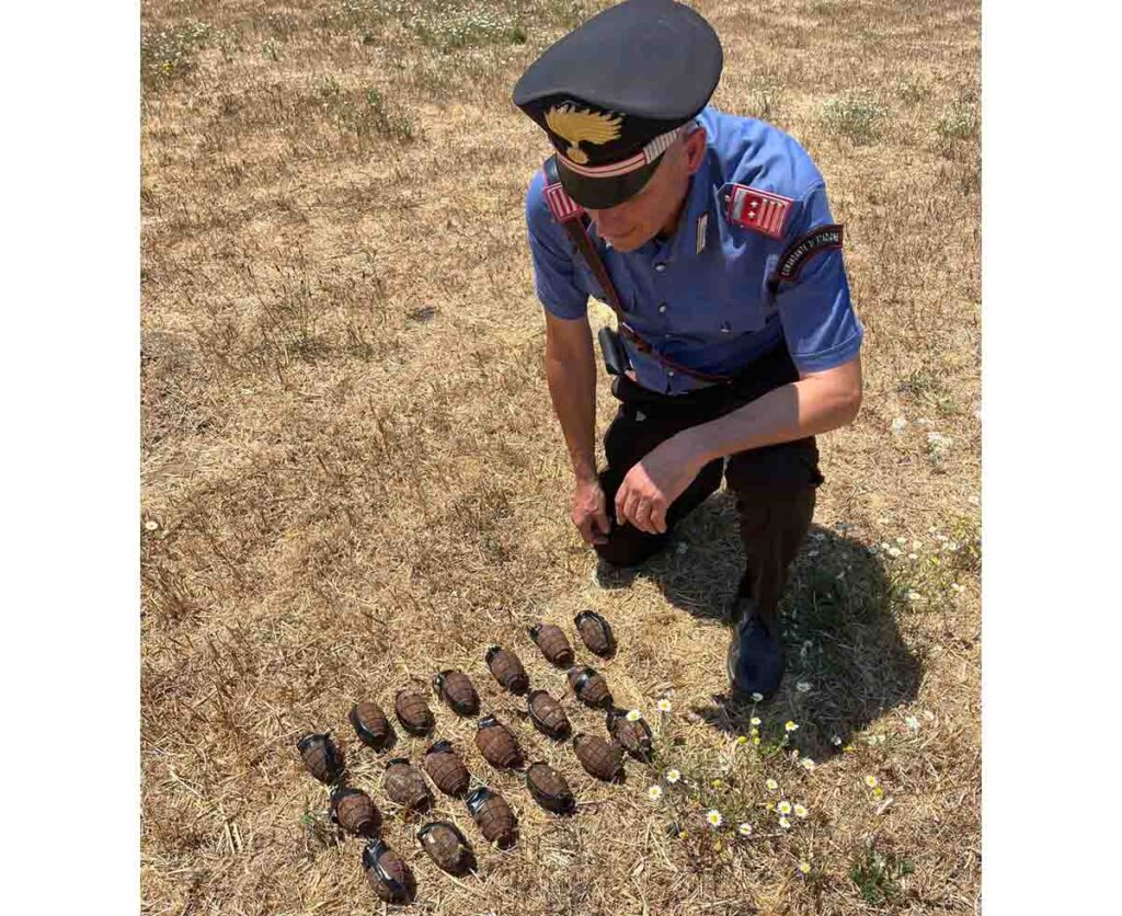 Un carabiniere con le bombe a mano