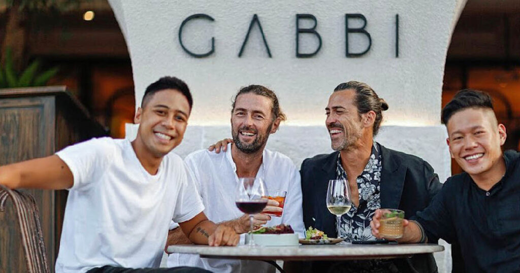 Riccardo Tomi con alcuni amici nel nuovo locale aperto a Bali, Gabbi
