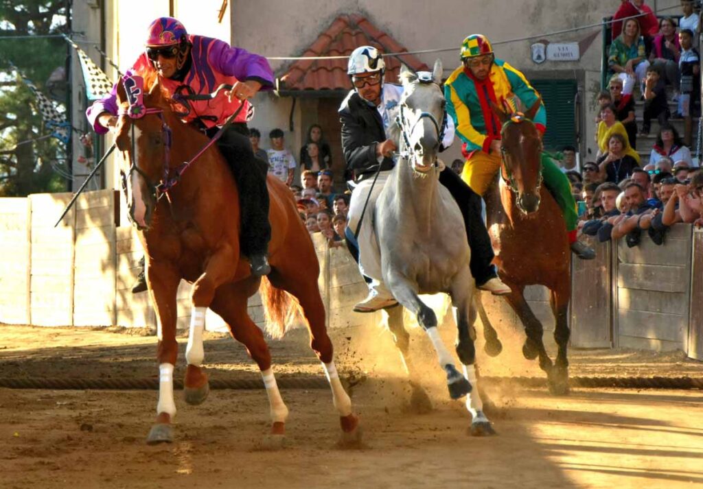 Palio di Castel del Piano, un momento della corsa (foto Renzo Bonelli)