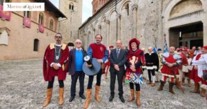 Da sinistra Gregorio Noci maestro d'armi, il rettore della Società dei Terzieri Angelo Soldatini, Emanuele Stanghellini vincitore del torneo e il sindaco Giuntini