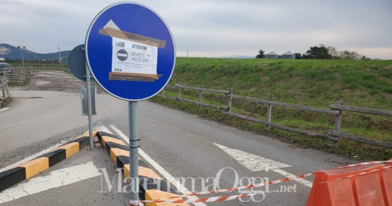 Il divieto di accesso al parcheggio sterrato dell'ospedale