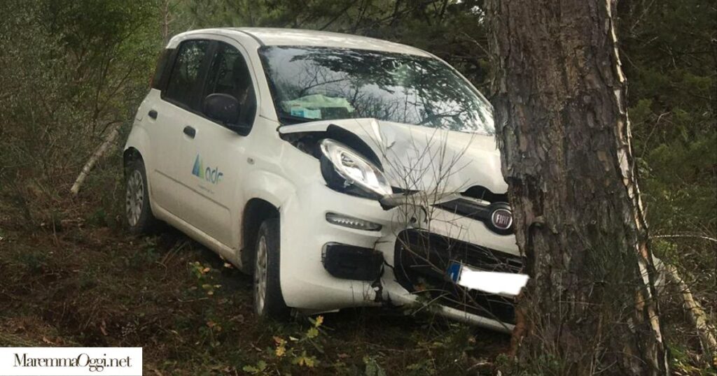 Auto Adf si schianta contro un albero
