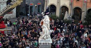 La Befana del Comitato per la vita a cavalcioni della statua di Canapone