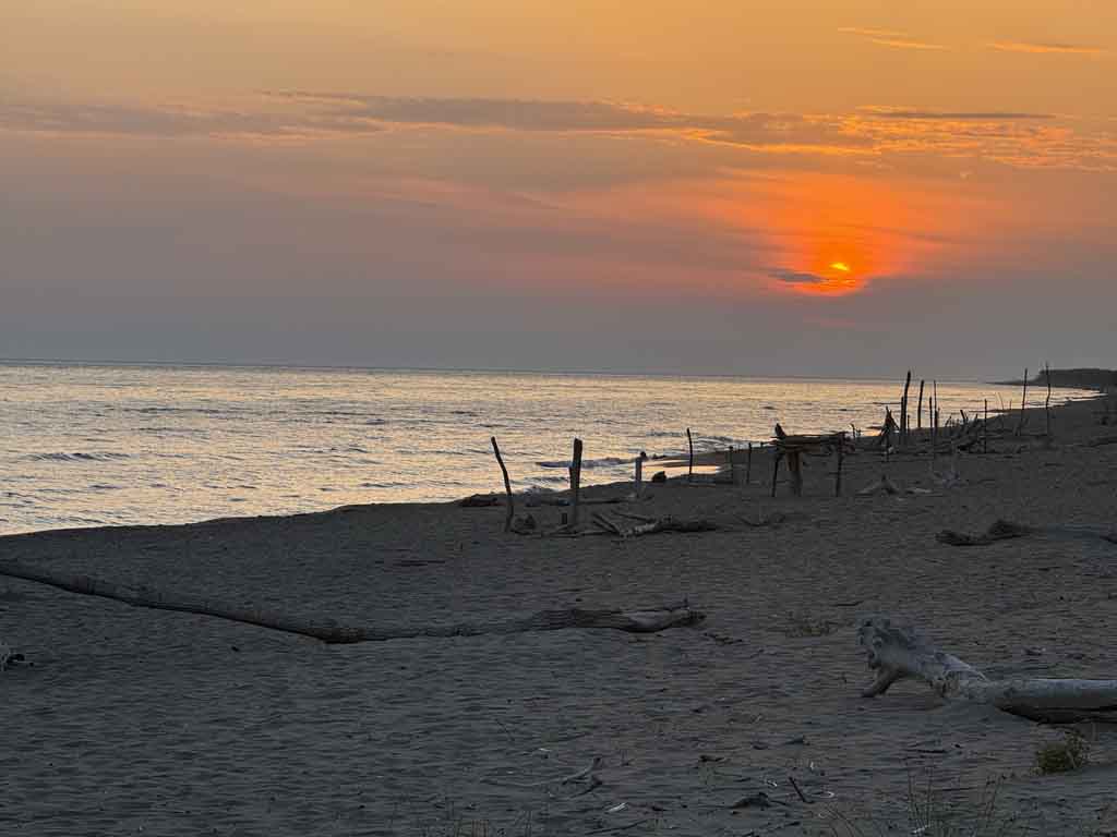 La spiaggia di Collelungo al tramonto (foto @maremmaoggi)