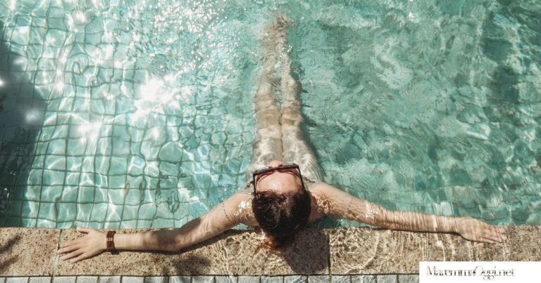 Una ragazza a bordo piscina