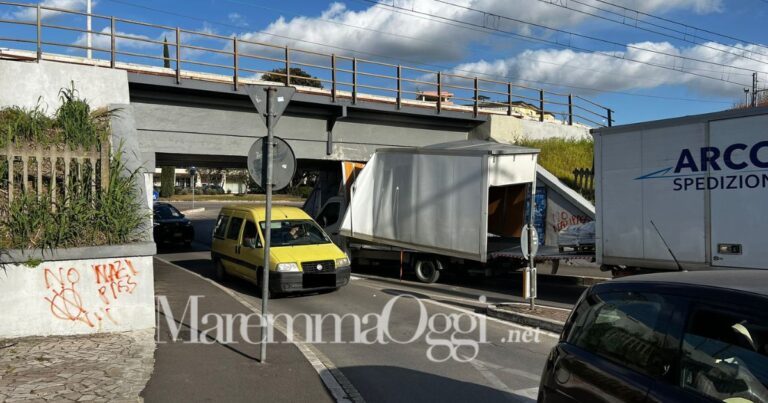 Furgone si incastra nel sottopasso e, di fatto, si apre a metà. Sul posto la polizia municipale, Code sul lato dello stadio