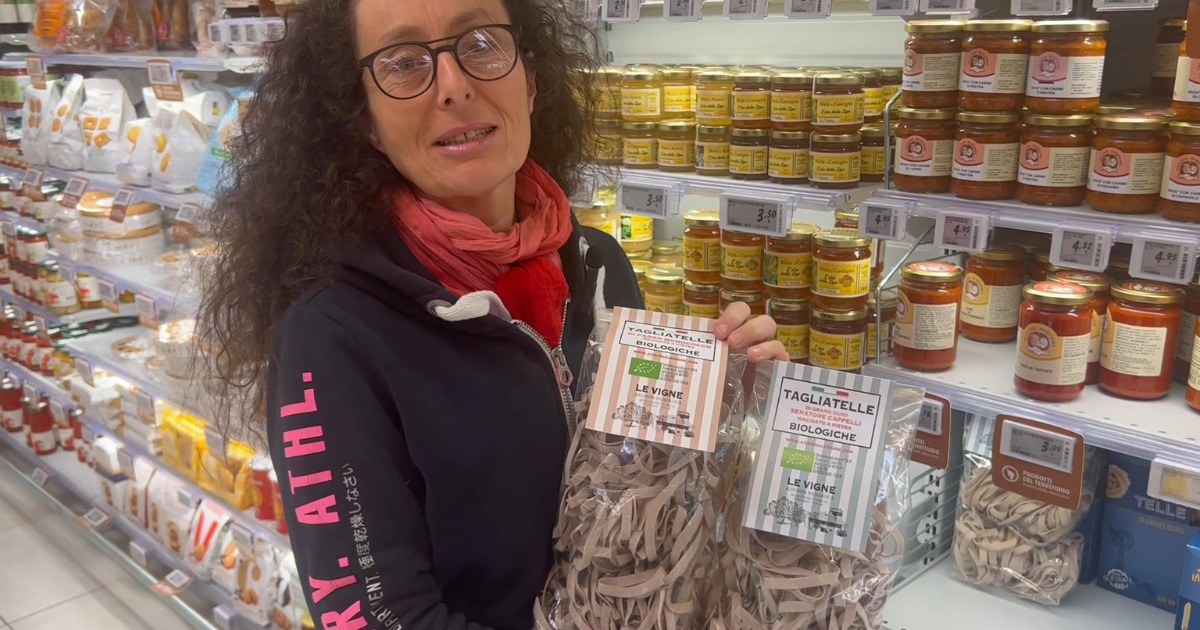 Chiara Bartolini con due delle sue varietà di pasta