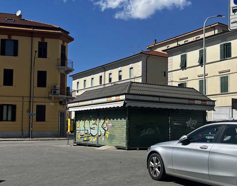 L'edicola di piazza Tripoli, chiusa da tempo