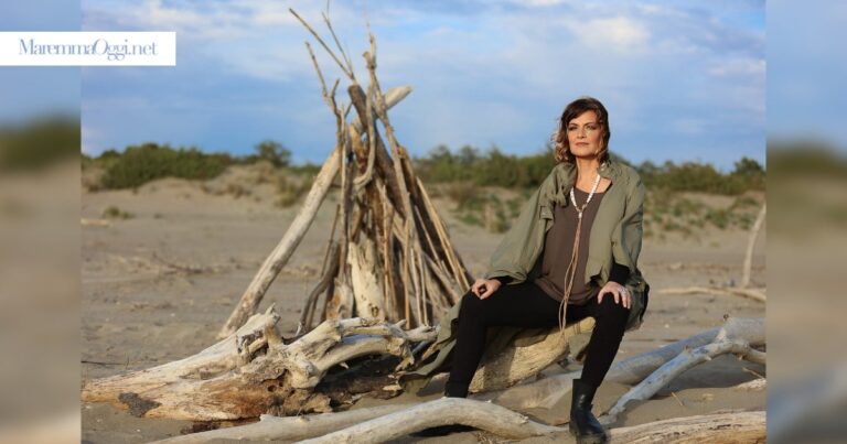 Irene Grandi sulla spiaggia di Principina a Mare (foto dal profilo Facebook della cantautrice)